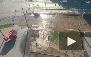 Перекресток Энгельса и Луначарского затопило из-за прорыва канализации