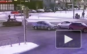 Видео: на перекрестке Богатырского проспекта и Яхтенной улицы столкнулись два авто 