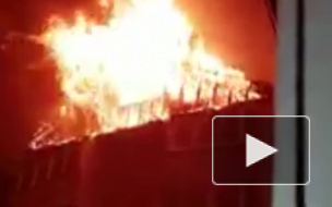 Видео из Приморья: В Артеме во время пожара огонь уничтожил 8 квартир