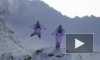 Немыслимое видео: Два француза запрыгнули в летящий самолет с горы