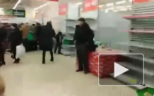 Видео: Жители Казани устроили давку возле ТЦ из-за дешевых продуктов