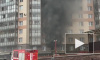 На Шуваловском проспекте загорелась квартира: из окон валил черный дым