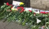 Петербуржцы завалили цветами посольство США в память вокалиста Linkin Park