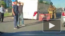 Видео: на проспекте Косыгина автобус провалился в дорожную яму