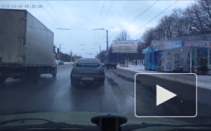 Не заметил и поехал.