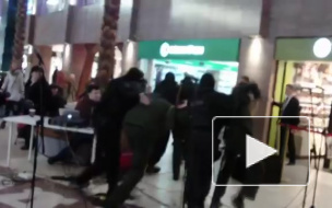 В ТЦ Петербурга певцы в военной форме исполнили песню, а потом устроили драку с людьми в масках