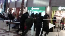 В ТЦ Петербурга певцы в военной форме исполнили песню, а потом устроили драку с людьми в масках
