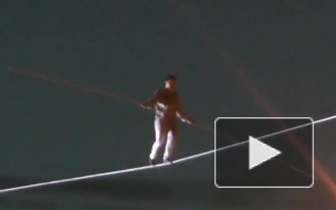 Канатоходец прошел на высоте 40 метров над Невой