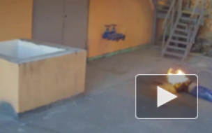 Смертельно видео из Екатеринбурга: с крыши здания упал человек с горящей головой