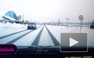 Россиянин провез ребенка по оживленной дороге на снегокате и попал на видео