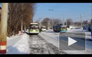 В Нижнем Новгороде троллейбус врезался в остановку с людьми