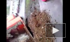 Жители Екатеринбурга сняли на видео КамАЗ, который провалился под землю