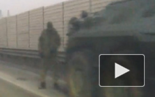 На КАД полиция тормознула БТР с подозрительными мужиками в масках