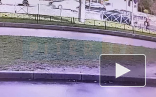 Видео: легковушка едва не задела пешехода на тротуаре на Дачном проезде