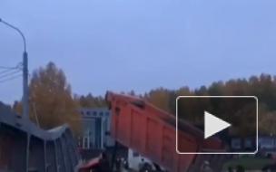 На трассе "Урал" водителя КАМАЗа убило рухнувшим надземным мостом 