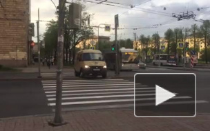 Видео: инкассаторский автомобиль превратился в пешехода в Петербурге