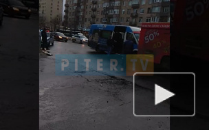 Видео: возле "Московской" маршрутка врезалась в автобус, три человека пострадали 