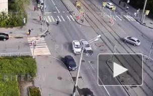 На Купчинской улице два автомобиля разбили передний бампер