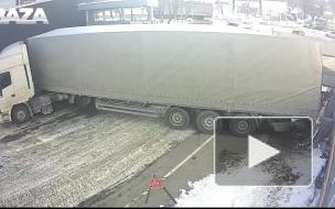 В Климовске грузовик без водителя раздавил будку охранника