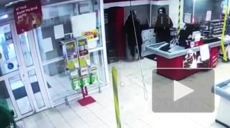 Разбойное нападение на магазин на проспекте Науки попало на видео