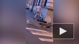 Мужчина затоптал ногами электросамокаты на одной из улиц Петербурга