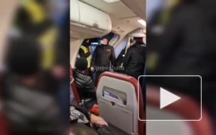 Пьяные россияне обматерили полицейских в самолете и попали на видео