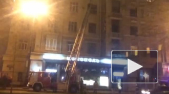 Двух человек спасли из горящей квартиры в Невском районе