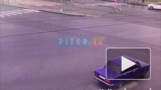 Видео: Молодые люди на "Жигулях" попали в ДТП на перекрестке улиц Маршала Казакова и Жукова