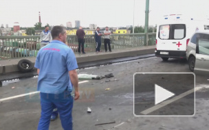 Видео: над железной дорогой на Невском путепроводе повисла фура