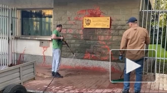 В Москве облили краской табличку посольства Польши после нападения на посла