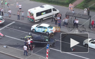 На Стачек легковушка снесла столб 