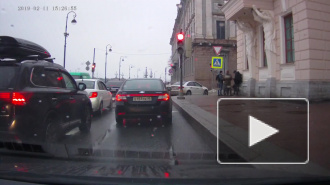 Видео: на набережной Кутузова студенты попали под лавину
