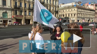 Видео: волонтёры детского хосписа раздают горожанам белые цветы