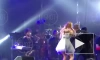 Выбежавшая на сцену фанатка повалила МакSим на колени на концерте в Екатеринбурге