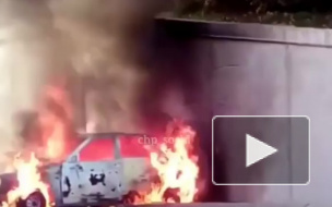 Видео из Сочи: В результате ДТП легковушка врезалась в бетонную стену и вспыхнула