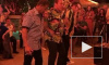 Видео: Арнольд Шварцнеггер зажигает под гавайские мотивы