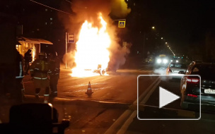 Видео: возле станции метро "Озерки" сгорела маршрутка