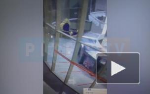 Полиция ищет троих грабителей, разбивших витрину с украшениями в ТК в Парголово