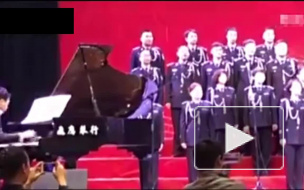 Китайский хор из 80 человек рухнул под сцену на репетиции 