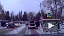 Свидетели сняли мужчину, выкидывающего ребенка из машины