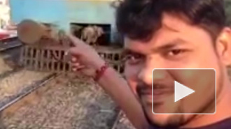 Шокирующие кадры из Индии: Парня сбил поезд на фоне которого он делал видеоселфи (18+)