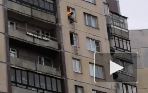 Видео: на Ленской улице мальчика спасли из квартиры с мертвым отцом 