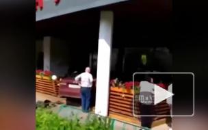 На юге Москвы автомобиль въехал в веранду ресторана