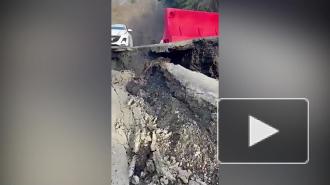 В Сочи оползень разрушил участок дороги 