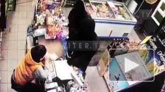 Неизвестные ограбили магазин на улице Рашетова