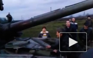 Новости Украины 15.04.2014: видео из Славянска, где жители голыми руками остановили танк, взорвало интернет