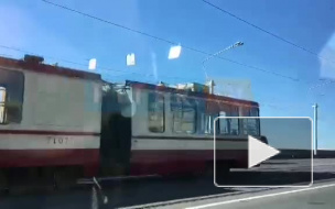 На мосту Александра Невского произошел обрыв трамвайной линии.