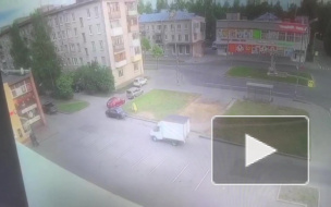 В Петербурге арестован мужчина, наехавший на фургоне на четырех посетителей бара