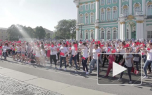 На Дворцовой площади Петербурга прошла масштабная акция “Танцуй, триколор!”