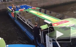 Пробка по-петербургски: на Мойке образовался затор из-за застрявшего катера